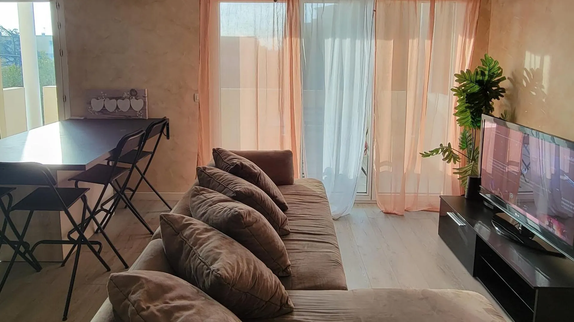 Location T2 Hyeres Piscine Daire